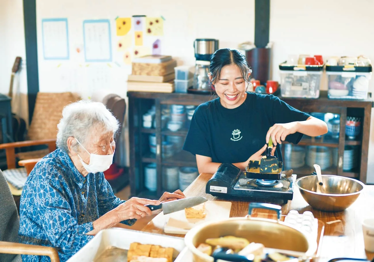 长辈与员工一起准备日常料理