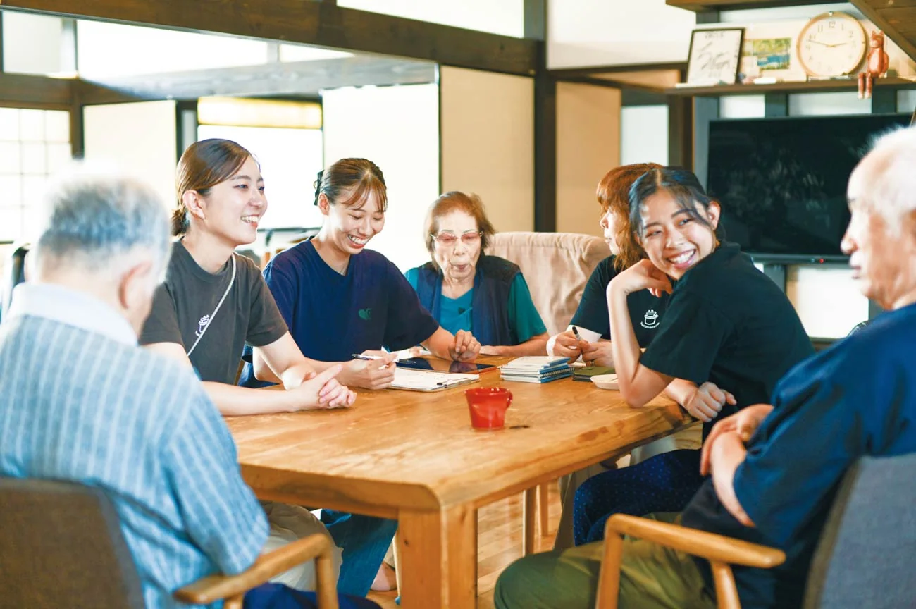 椿光里员工与长辈围坐交流的真实照护场景